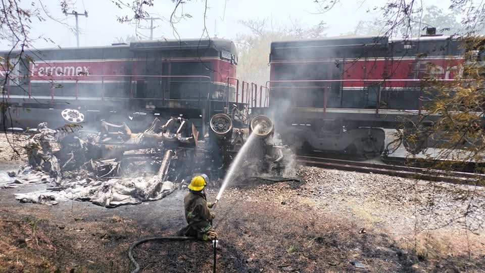Tren choca con una pipa de diésel, deja 2 muertos y 5 heridos en Tres Valles Veracruz