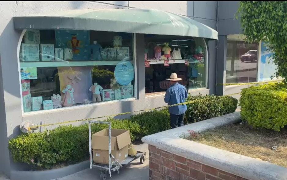Dan cristalazo a tienda de ropa para bebés en Plaza Tolin