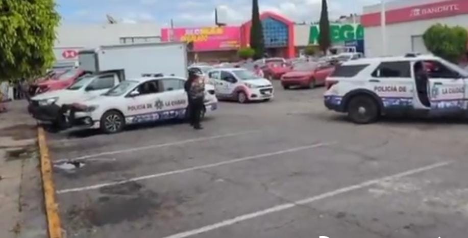 Sujetos armados asaltan a cuentahabiente en Plaza Loreto