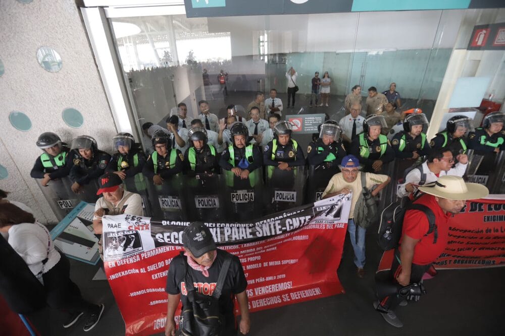CNTE protesta en inmediaciones del Aeropuerto Internacional de la Ciudad de México y causa caos