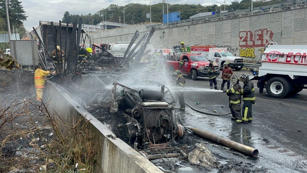 Tráiler se incendia tras volcarse en la México-Toluca