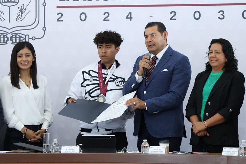 Enviará Alejandro Armenta 10 abogados a Los Ángeles para defender a migrantes poblanos de rodadas