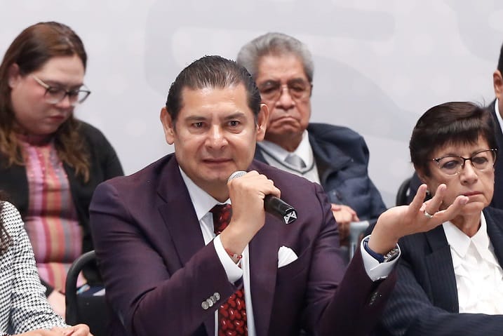 En Puebla, labor de las y los periodistas se protege, son guardianes de la información: Armenta 