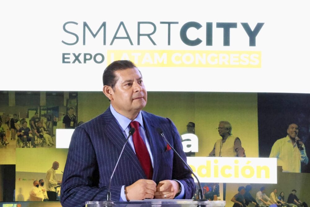 Por abandono de Puebla, Alejandro Armenta pavimentará calles
