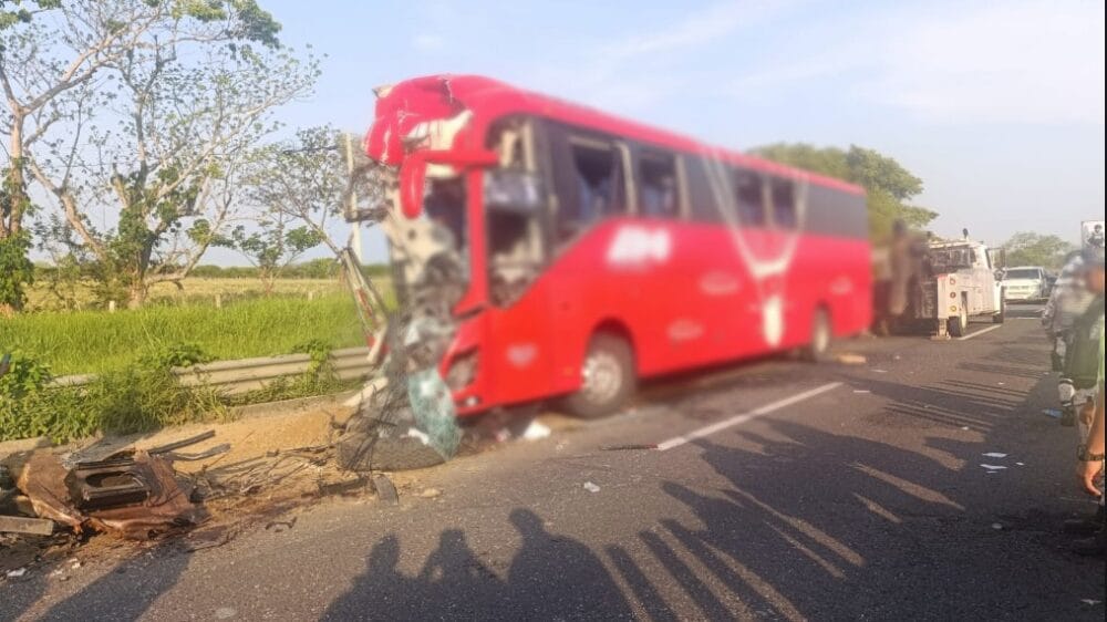 Un muerto y 20 lesionados deja choque entre autobús y tractocamión en Acayucan
