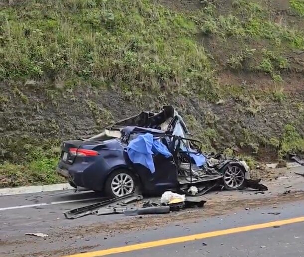 Choque frontal deja tres menores y 2 adultos sin vida en la autopista SigloXXI