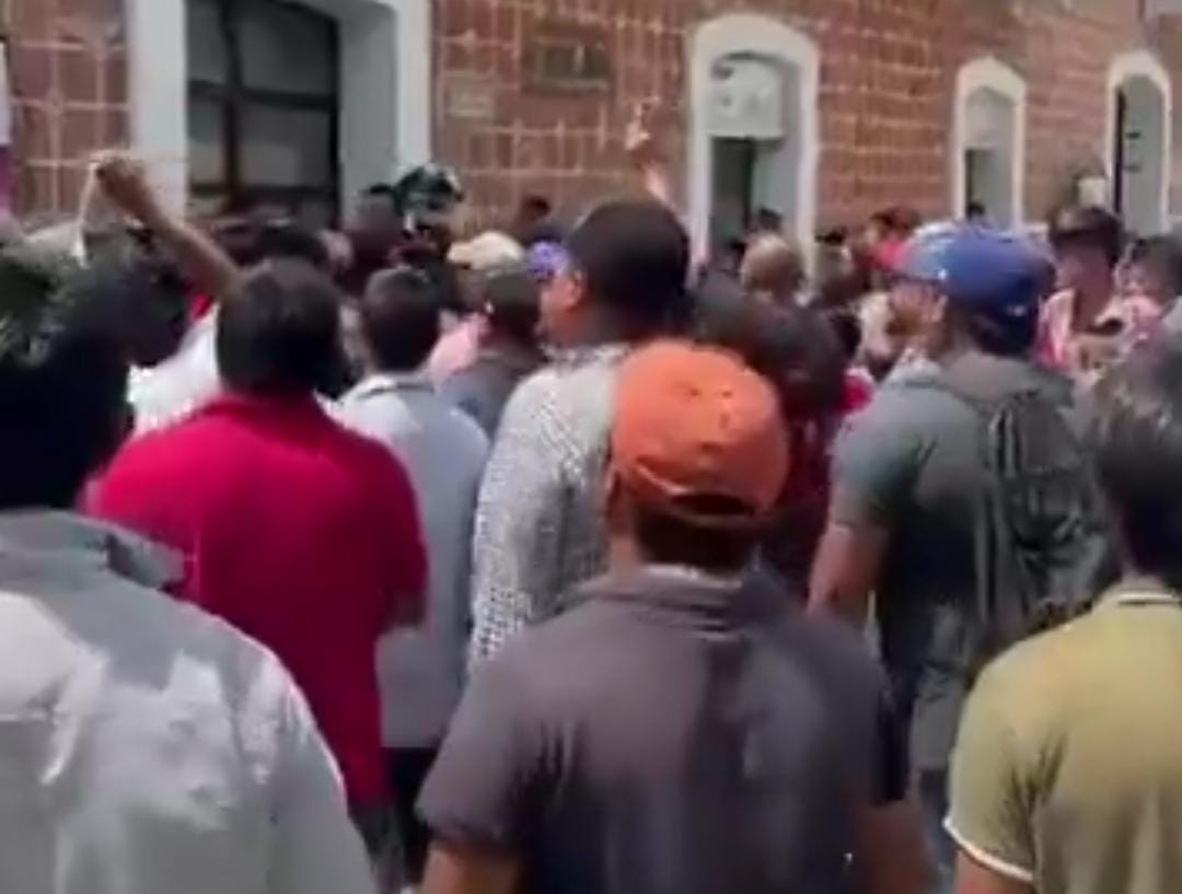Ambulantes foráneos agreden a policías y vandalizan Palacio Municipal de Atlixco