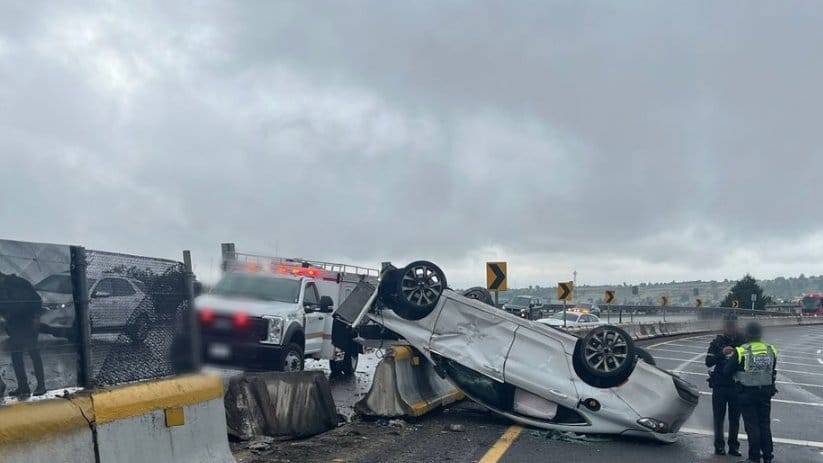 Se registra aparatosa volcadura en la autopista México-Puebla