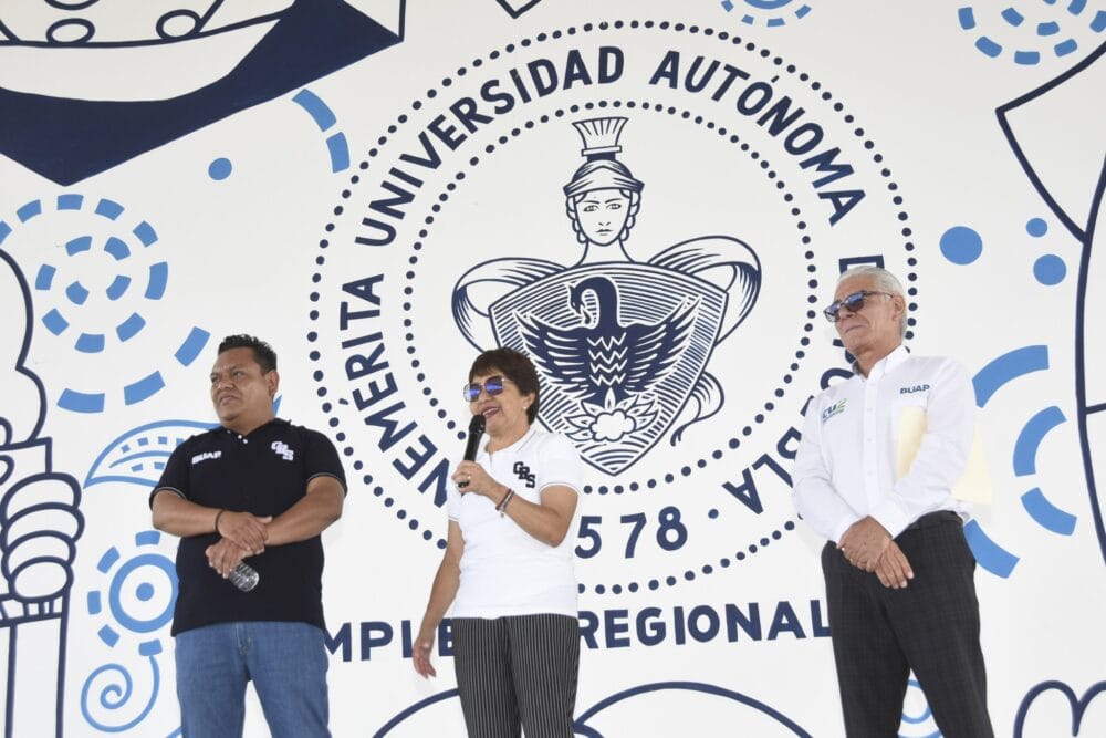 Coloca Rectora Lilia Cedillo primera piedra de edificio para preparatoria en Tehuacán