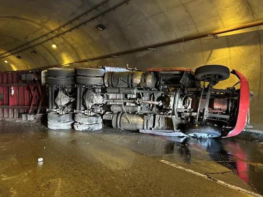 Un muerto deja volcadura de tráiler en la México-Tuxpan
