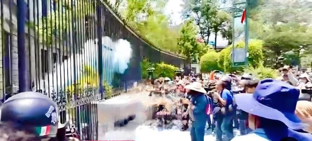 Maestros de la CNTE intentan ingresar a la Segob y se enfrentan con la policía