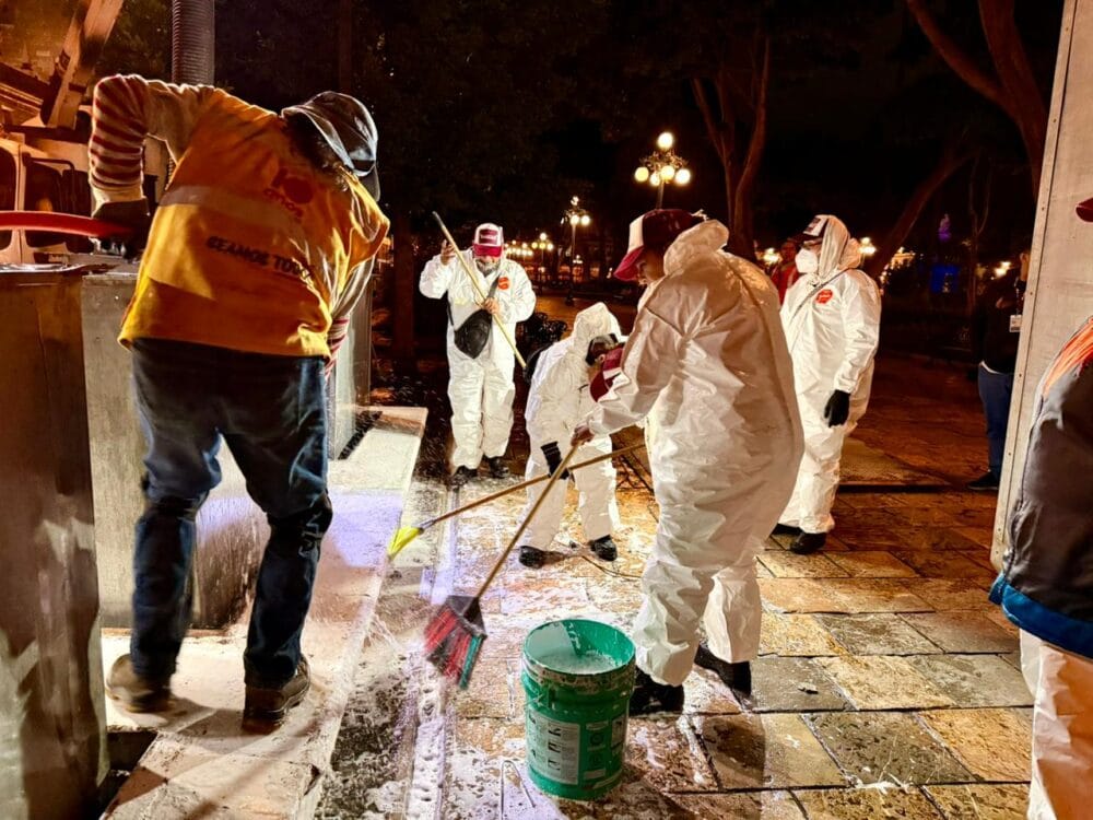 Realiza OOSL segunda intervención de limpieza en contenedores soterrados del Zócalo de Puebla