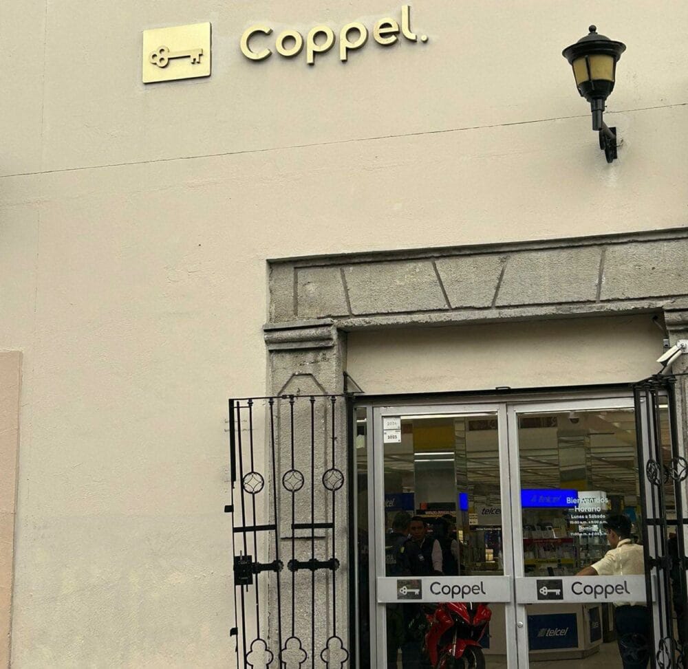 Sujetos armados asaltan Coppel de la 10 Poniente