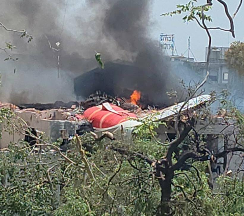Un avión con 240 pasajeros se estrelló en la India cuando se dirigía a Londres; solo hay un sobreviviente