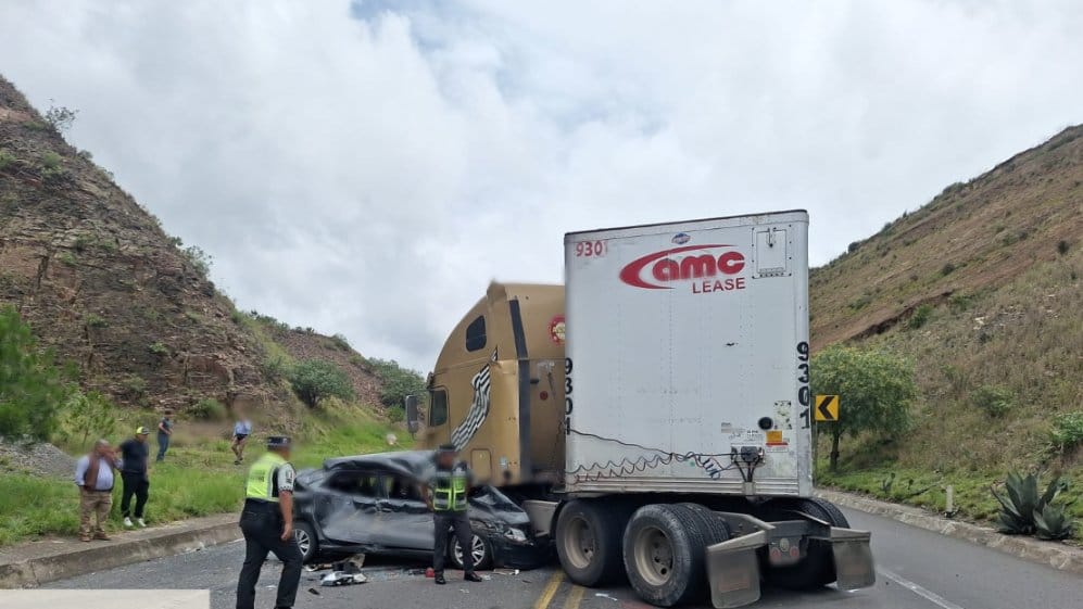 Se registra aparatoso choque en la Amozoc-Perote