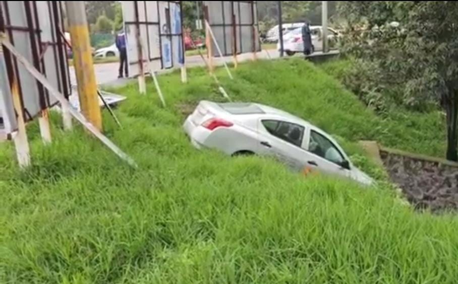 Auto cae a barranca del río Alseseca en La Margarita