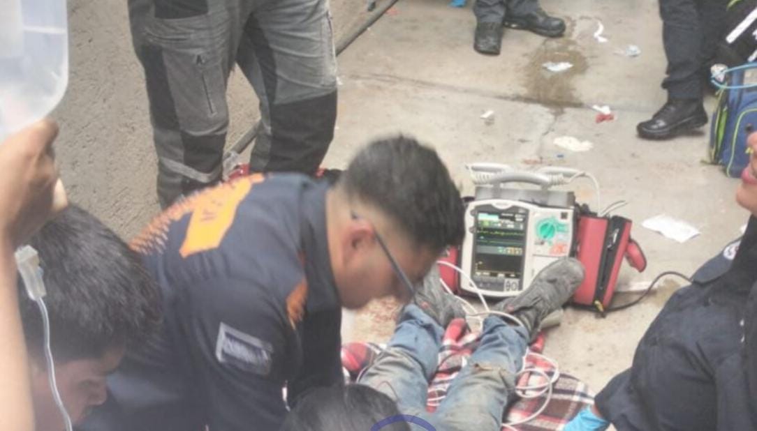 Hombre sufre graves lesiones tras caer de azotea en la colonia Pino Suárez