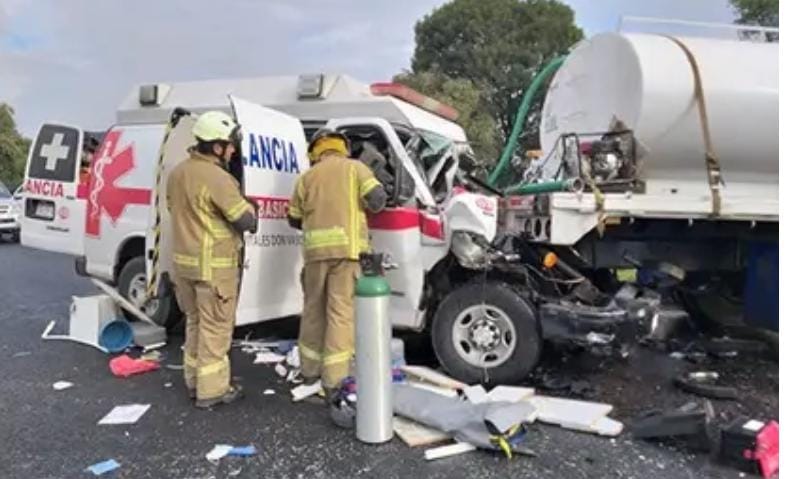 Choque entre pipa y ambulancia deja 3 muertos en Michoacán