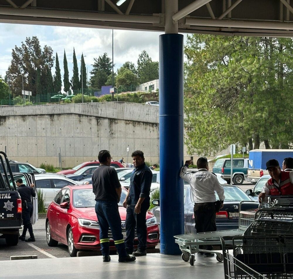 Sujetos armados asaltan Sam’s de Patio Tlaxcala; se llevan decenas de celulares