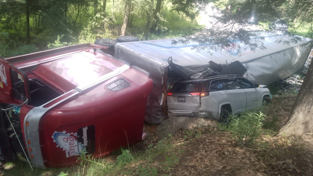Tráiler aplasta camioneta y vehículo en la federal México-Puebla