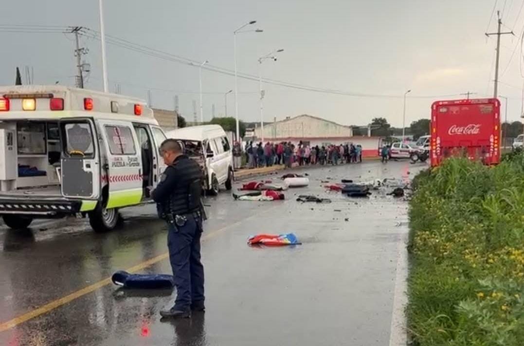 Cuatro muertos y varios lesionados deja choque entre combi y camión repartidor en San Nicolás Buenos Aires