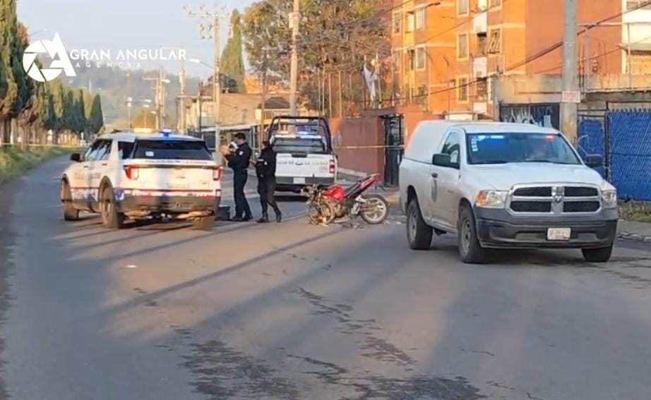 Muere joven moticiclista tras impactarse contra poste en Bosques de San Sebastián