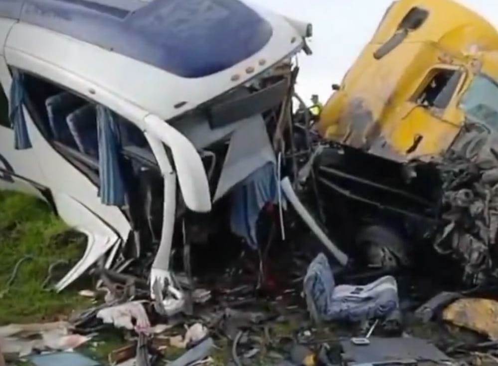 Choque frontal entre autobús de pasajeros y tráiler deja varios lesionados en El Seco–Oriental
