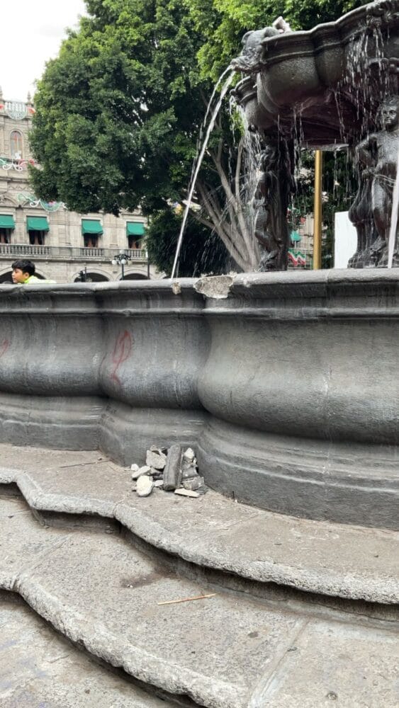 Gobierno de la Ciudad presentará denuncia correspondiente ante la FGE por daños a fuente de San Miguel en el Zócalo; tras manifestación
