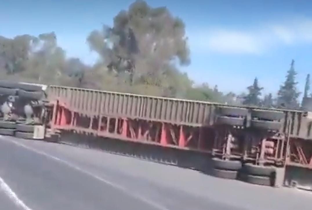Se registra volcadura de tráiler en la México-Puebla a la altura del puente de San Felipe