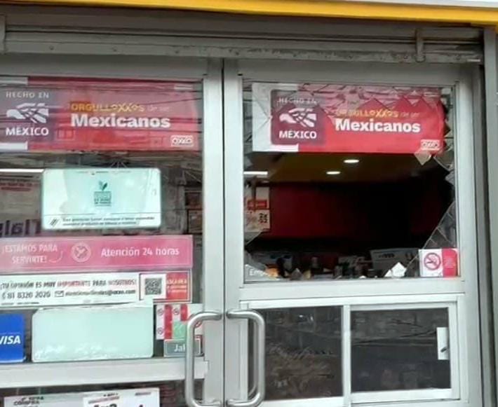 Delincuentes rompen cristales y asaltan Oxxo en la colonia Naciones Unidas
