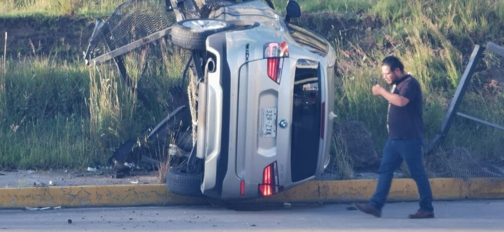 Volcadura de camioneta deja una persona lesionada en la Vía Atlixcáyotl
