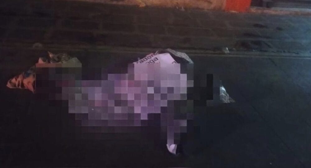 Abandonan dos cuerpos emplayados con mensaje para el “Fede” cerca del Mercado 5 de Mayo.