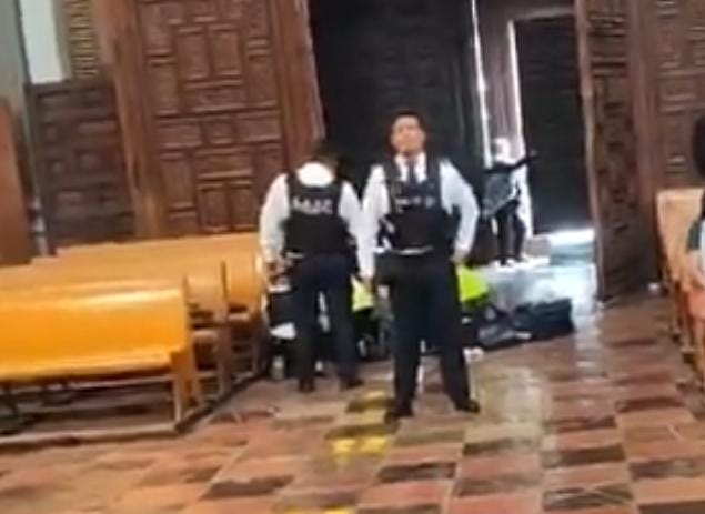 En plena misa en Catedral de Puebla una persona se desvanece y es atendida por paramédicos de SUMA