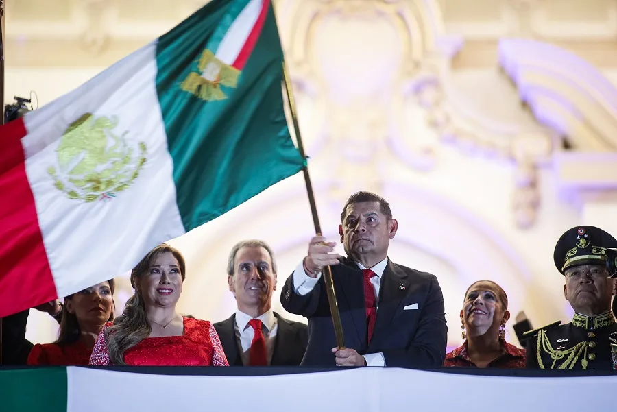 Reconoce Alejandro Armenta a mujeres, migrantes y a Claudia Sheinbaum en Grito de Independencia