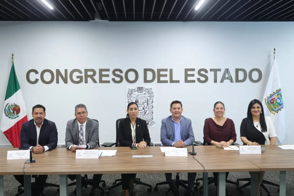 Comisión del Congreso exhorta a servidores públicos a trabajar con legalidad y brindar atención de calidad a la población