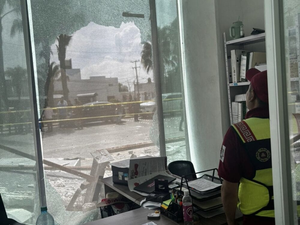 PC Estatal evacua Centro Integral de Servicios de Cuautlancingo por desprendimiento de marquesina