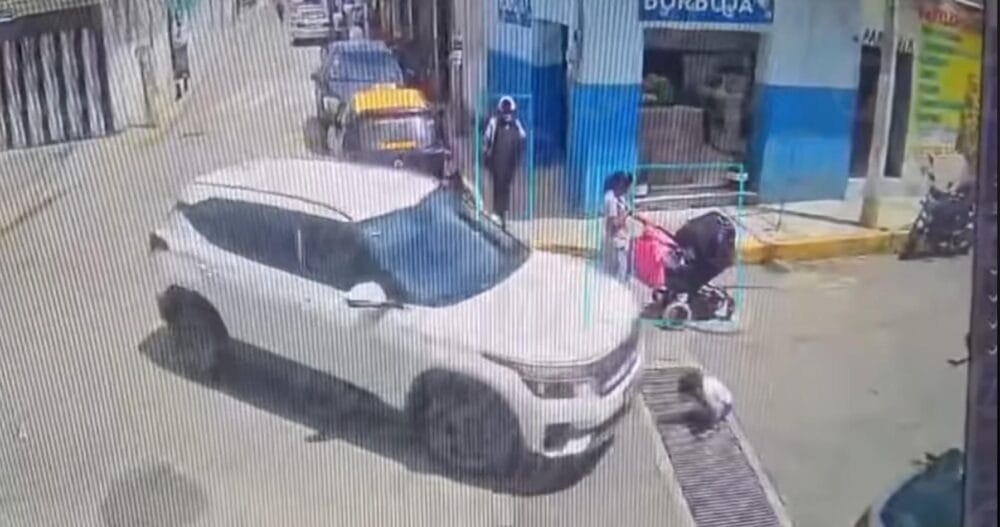 Un menor es atropellado mientras la mamá esta distraída con el celular en Vista del Valle