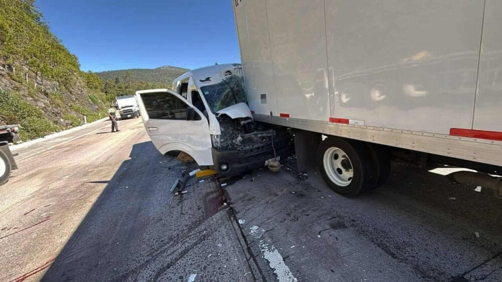 Choque entre combi y camión deja un muerto y 6 lesionados en la México-Puebla