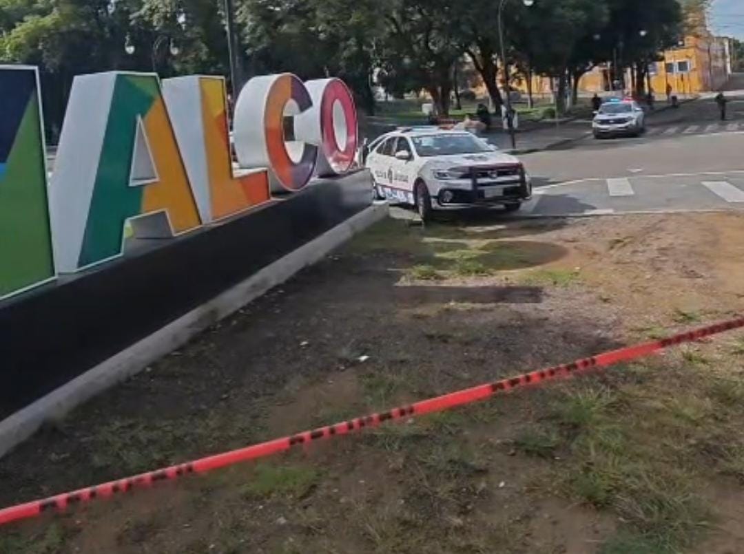 Hallan cadáver envuelto en una lona con un mensaje de advertencia en el parque de Analco