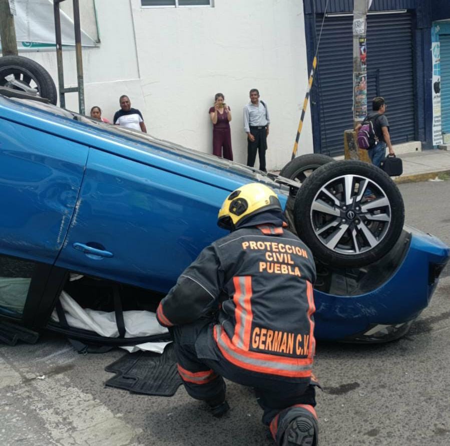 Dos lesionados deja choque con volcadura en 11 Sur y 105 Poniente