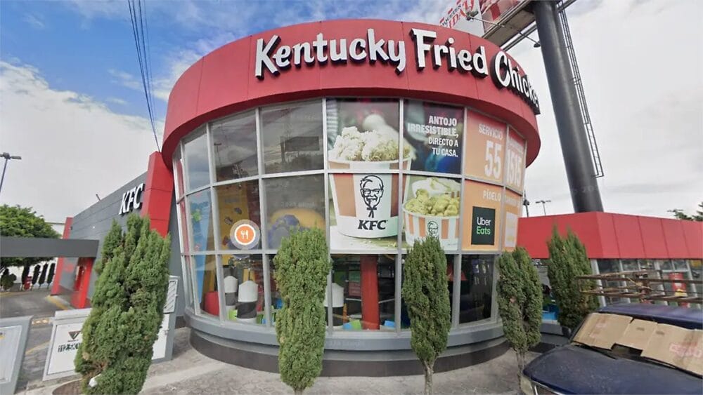 Sujetos armados asaltan KFC de Bulevar 11 Sur y Municipio Libre