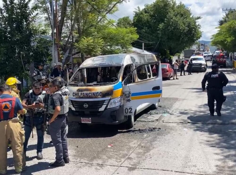 Incendian tres vehículos de transporte público en Chilpancingo