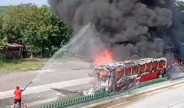 Choque entre tráiler y autobús deja 14 lesionados en la Cordoba-Veracruz