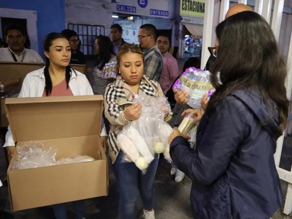 Voluntariado de Anticorrupción apoya a familias en IMSS San José