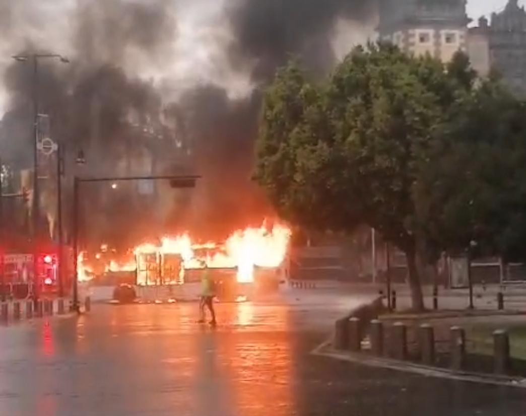 Presuntas Normalistas de Teteles acompañadas de encapuchados prenden fuego a unidades de Ruta