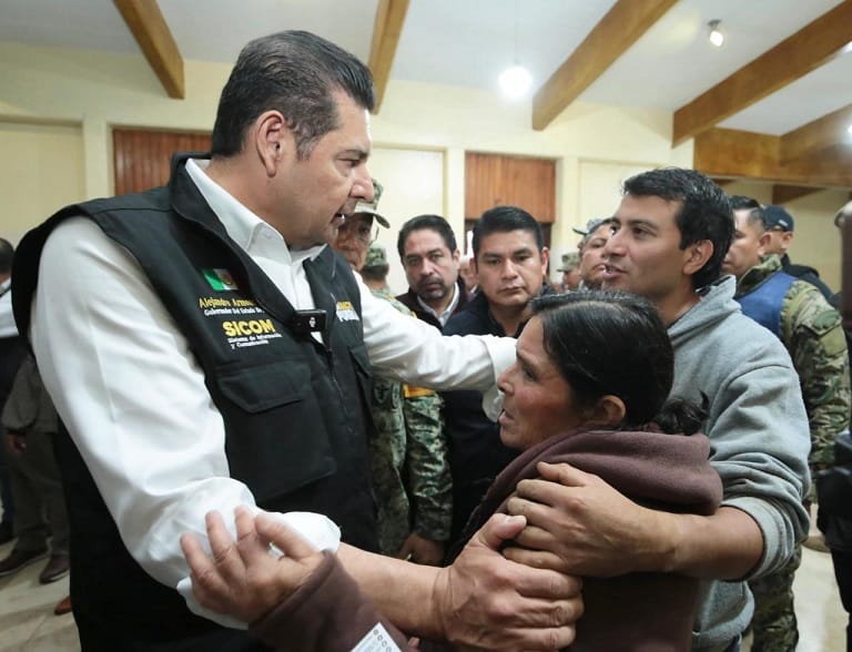 Confirma Alejandro Armenta 5 personas fallecidas y 11 desaparecidos por lluvias en Sierra Norte de Puebla