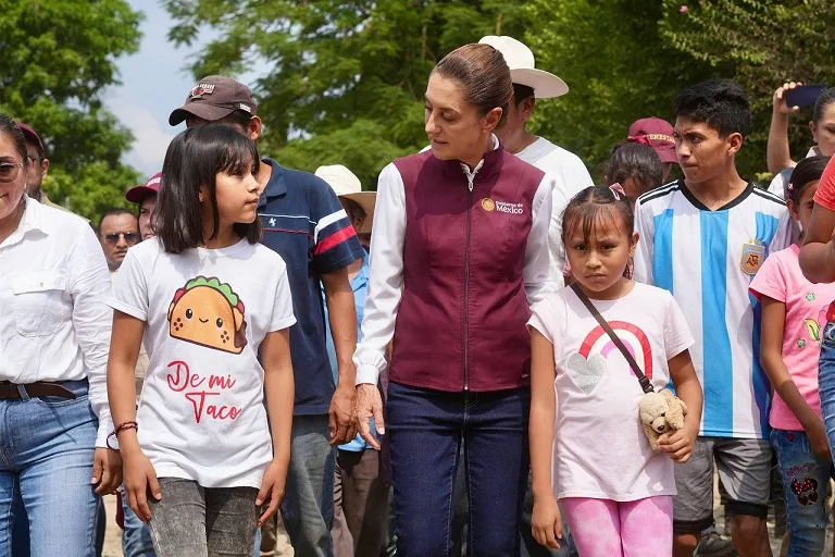 “Nada se va quedar sin arreglo”, asegura Claudia Sheinbaum al supervisar Pantepec tras lluvias