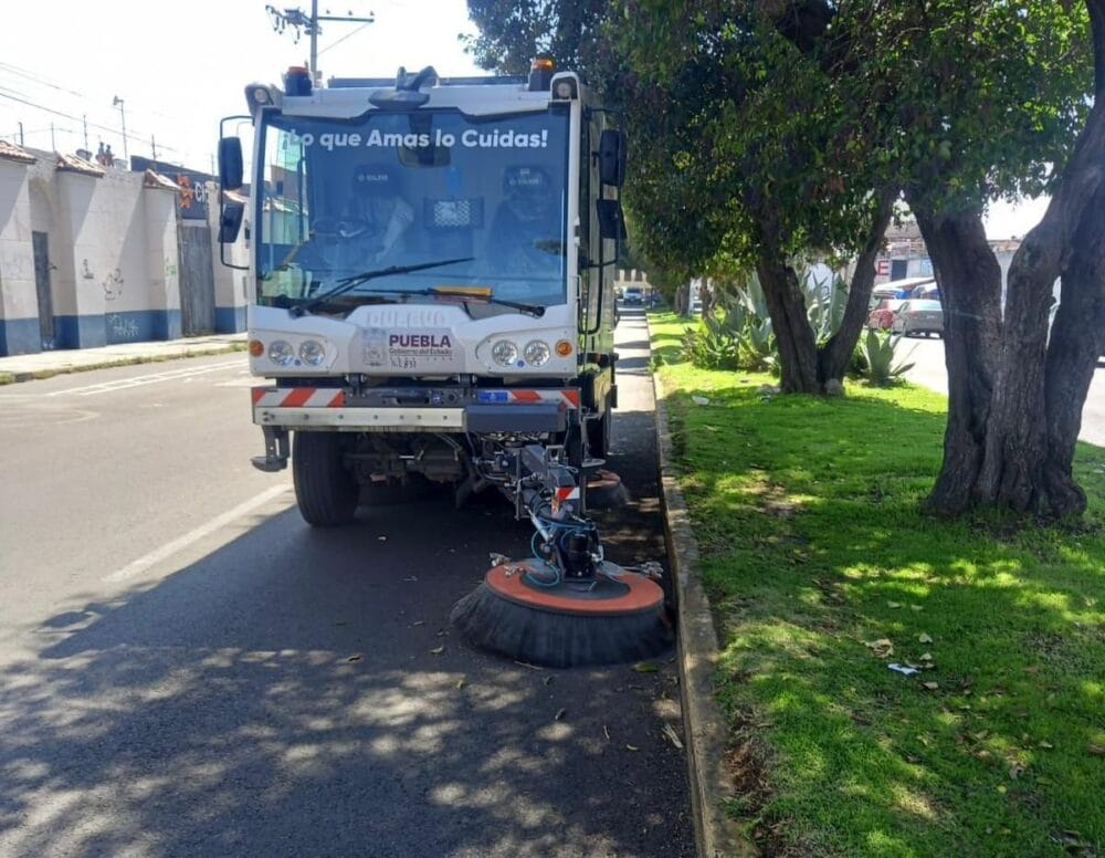 En temporada de lluvias, Gobierno de Puebla intensifica limpieza de vialidades con barrido mecánico