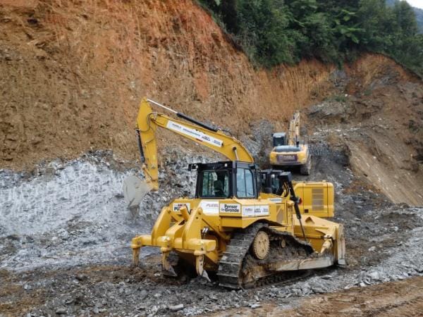 Con módulos de maquinaria, Gobierno de Puebla abre caminos afectados por deslaves en Eloxochitlán