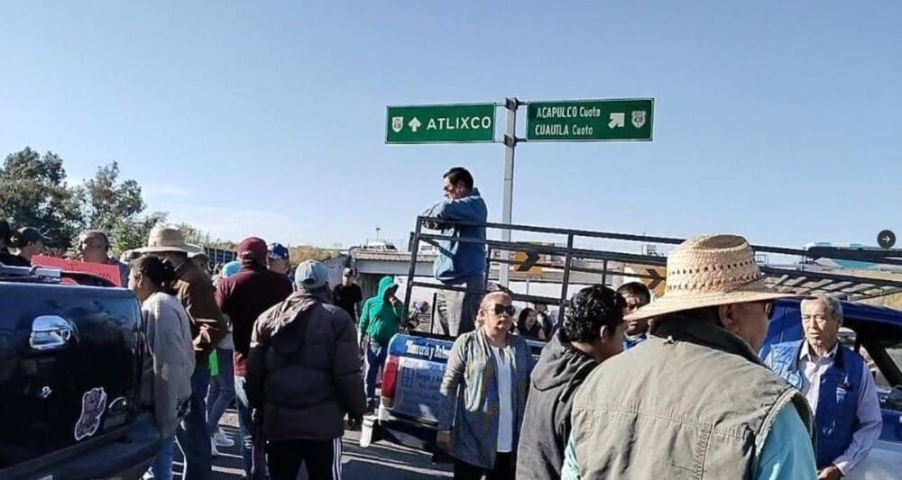 Familiares y amigos de Jessica N., bloquean la autopista Puebla-Atlixco para exigir su búsqueda